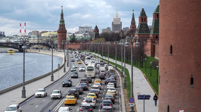 Автомобильное движение на Кремлевской набережной в Москве Автомобильное движение на Кремлевской набережной в Москве