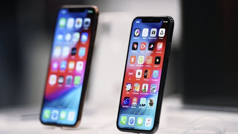 Телефоны iPhone XS и iPhone XS Max в магазине re:Store на Тверской улице в Москве Телефоны iPhone XS и iPhone XS Max в магазине re:Store на Тверской улице в Москве