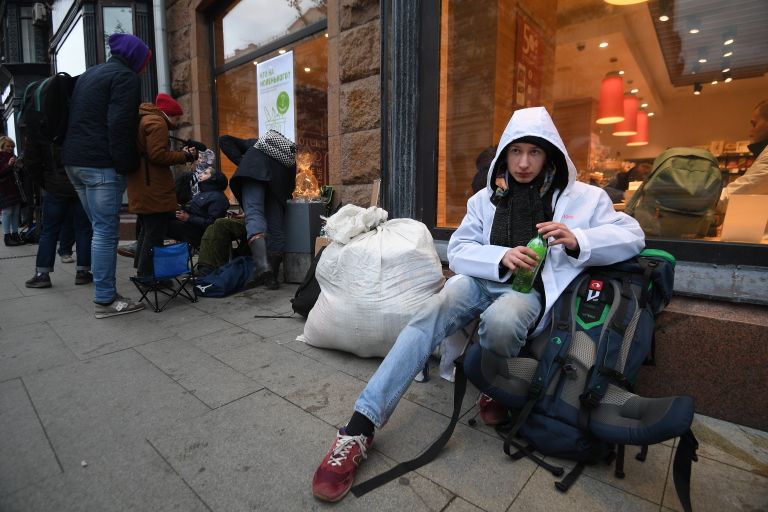 Юноша в очереди у магазина re:Store на Тверской улице в Москве, где 28 сентября начались продажи новых iPhone XS и iPhone XS Max Юноша в очереди у магазина re:Store на Тверской улице в Москве, где 28 сентября начались продажи новых iPhone XS и iPhone XS Max