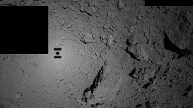 Тень зонда Хаябуса-2 на астероиде Рюгу Тень зонда Хаябуса-2 на астероиде Рюгу - РИА Новости, 1920, 06.12.2020