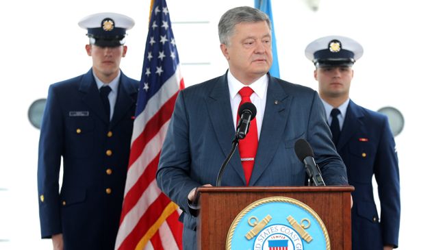 Президент Украины Петр Порошенко на церемонии передачи Военно-морским силам Украины двух патрульных катеров береговой охраны класса Island