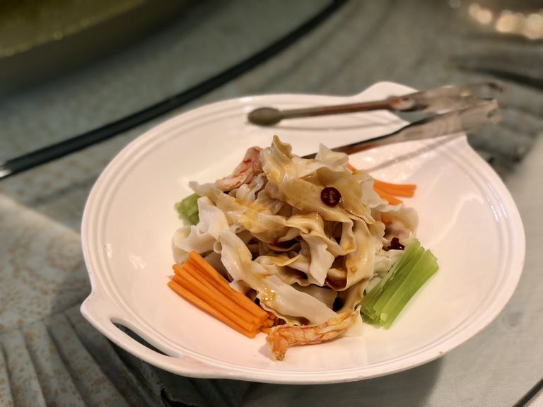 Лапша с морепродуктами и овощами, Китай