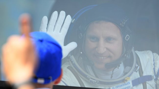 Член основного экипажа МКС-56/57 космонавт Роскосмоса Сергей Прокопьев в автобусе перед отъездом на стартовую площадку космодрома Байконур Член основного экипажа МКС-56/57 космонавт Роскосмоса Сергей Прокопьев в автобусе перед отъездом на стартовую площадку космодрома Байконур