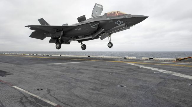 Американский истребитель F-35B Lightning II совершает посадку на палубу десантного корабля типа Уосп Американский истребитель F-35B Lightning II совершает посадку на палубу десантного корабля типа Уосп