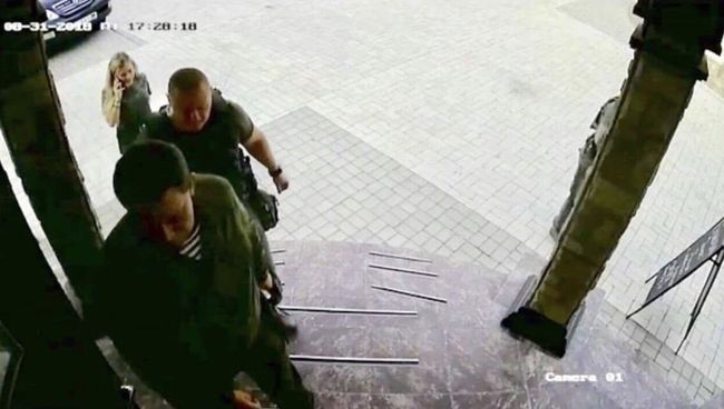 Стоп-кадр записи камеры видеонаблюдения перед входом в кафе Сепаратист в Донецке Стоп-кадр записи камеры видеонаблюдения перед входом в кафе Сепаратист в Донецке