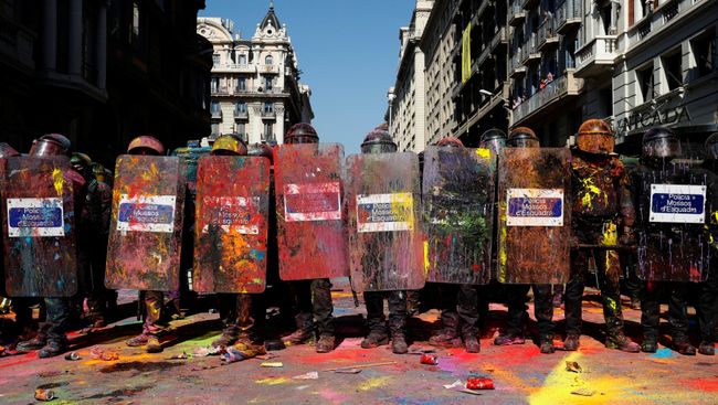 Полицейские силы Каталонии Mossos d'Esquadra во время демонстрации протеста в поддержку референдума о независимости Каталонии. 29 сентября 2018 Полицейские силы Каталонии Mossos d'Esquadra во время демонстрации протеста в поддержку референдума о независимости Каталонии. 29 сентября 2018