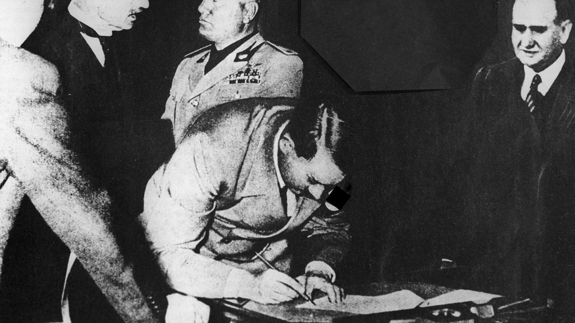 Рейхсканцлер Германии Адольф Гитлер подписывает Мюнхенское соглашение 1938 года о разделе Чехословакии Рейхсканцлер Германии Адольф Гитлер подписывает Мюнхенское соглашение 1938 года о разделе Чехословакии - РИА Новости, 1920, 01.05.2025