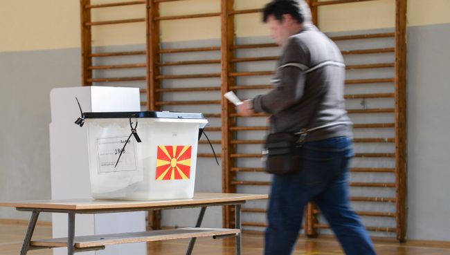 Участник голосования на референдуме по межправительственному договору с Грецией о переименовании бывшей югославской Республики Македония в Республику Северная Македония. Архивное фото Участник голосования на референдуме по межправительственному договору с Грецией о переименовании бывшей югославской Республики Македония в Республику Северная Македония. Архивное фото