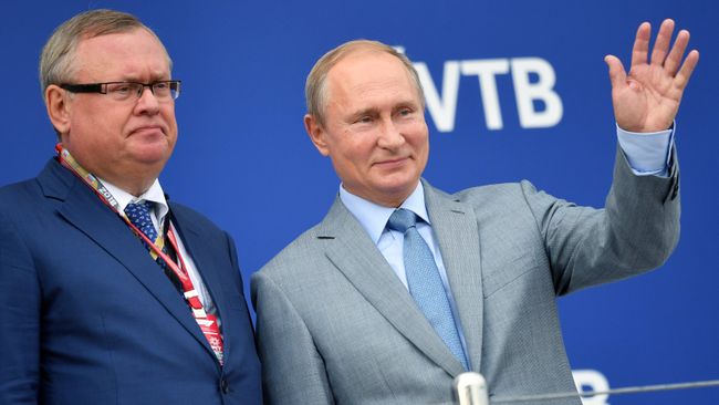 Владимир Путин и Андрей Костин. Архивное фото Владимир Путин и Андрей Костин. Архивное фото