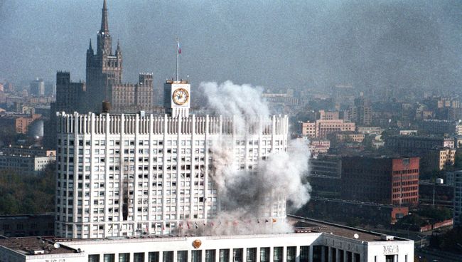 Октябрьские события 1993 года. Пожар в Белом доме после того, как войска открыли по нему огонь. Октябрьские события 1993 года. Пожар в Белом доме после того, как войска открыли по нему огонь.