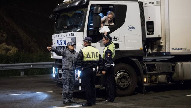 Сотрудники ДПС во время проверки грузовиков на подъезде к Крымскому мосту, где были сняты ограничения на движение фур свыше 3,5т. 1 октября 2018 Сотрудники ДПС во время проверки грузовиков на подъезде к Крымскому мосту, где были сняты ограничения на движение фур свыше 3,5т. 1 октября 2018