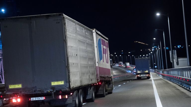 Грузовые машины на подъезде к Керченскому мосту