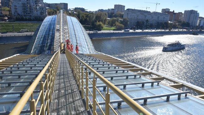 Промышленные альпинисты на крыше моста