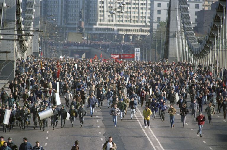 Сторонники Верховного Совета РФ после несанкционированного митинга на Октябрьской площади, прорвав оцепление ОМОН, двинулись к Смоленской площади. 1993 год Сторонники Верховного Совета РФ после несанкционированного митинга на Октябрьской площади, прорвав оцепление ОМОН, двинулись к Смоленской площади. 1993 год