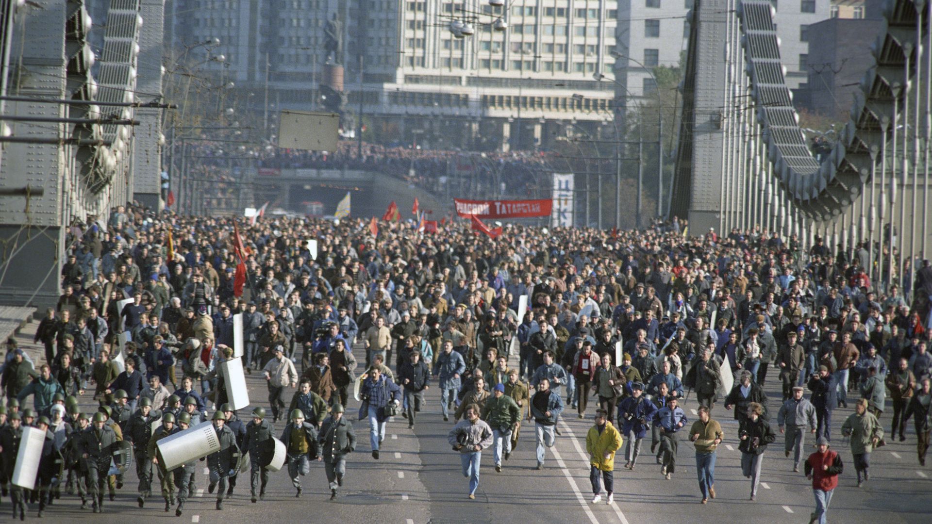 Сторонники Верховного Совета России после несанкционированного митинга, 1993 год Сторонники Верховного Совета России после несанкционированного митинга, 1993 год - РИА Новости, 1920, 03.10.2023