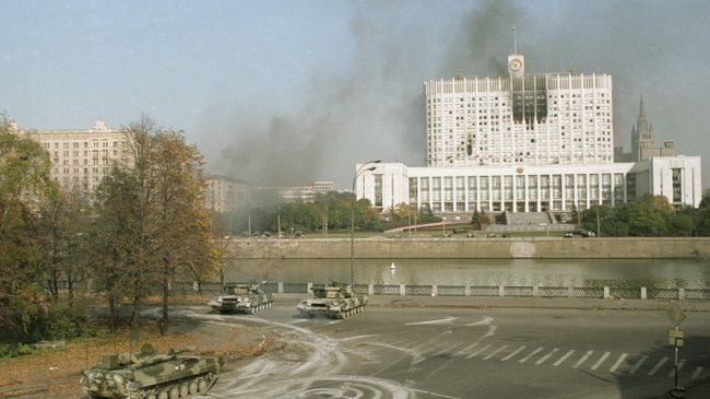 Правительственные войска направляются к зданию Верховного Совета в октябре 1993 г. Правительственные войска направляются к зданию Верховного Совета в октябре 1993 г.