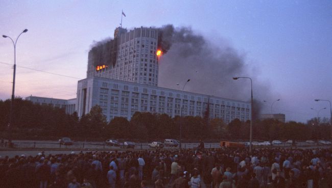 Конфликт двух ветвей российской власти, происходивший 21 сентября — 4 октября 1993 года, привел к насильственному прекращению полномочий Верховного Совета России и сопровождался вооруженными столкновениями на улицах Москвы Конфликт двух ветвей российской власти, происходивший 21 сентября — 4 октября 1993 года, привел к насильственному прекращению полномочий Верховного Совета России и сопровождался вооруженными столкновениями на улицах Москвы