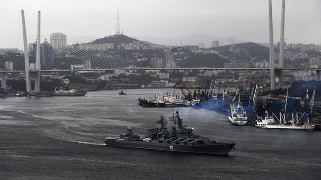 Ордена Нахимова гвардейский ракетный крейсер Варяг в составе отряда кораблей ТОФ выходит из Владивостока в дальний поход. Архивное фото Ордена Нахимова гвардейский ракетный крейсер Варяг в составе отряда кораблей ТОФ выходит из Владивостока в дальний поход. Архивное фото