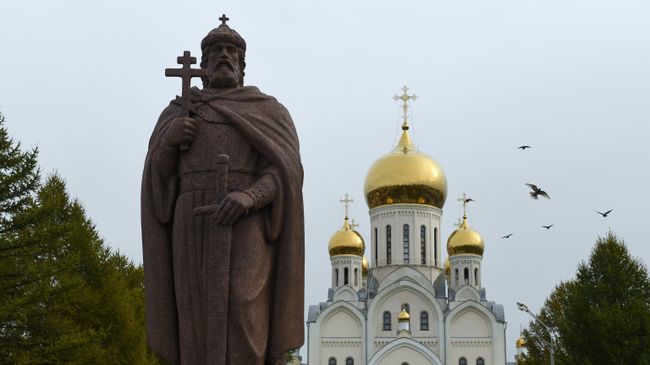 Памятник святому равноапостольному князю Владимиру после церемонии открытия в Троицком сквере возле Троице-Владимирского собора в Новосибирске Памятник святому равноапостольному князю Владимиру после церемонии открытия в Троицком сквере возле Троице-Владимирского собора в Новосибирске