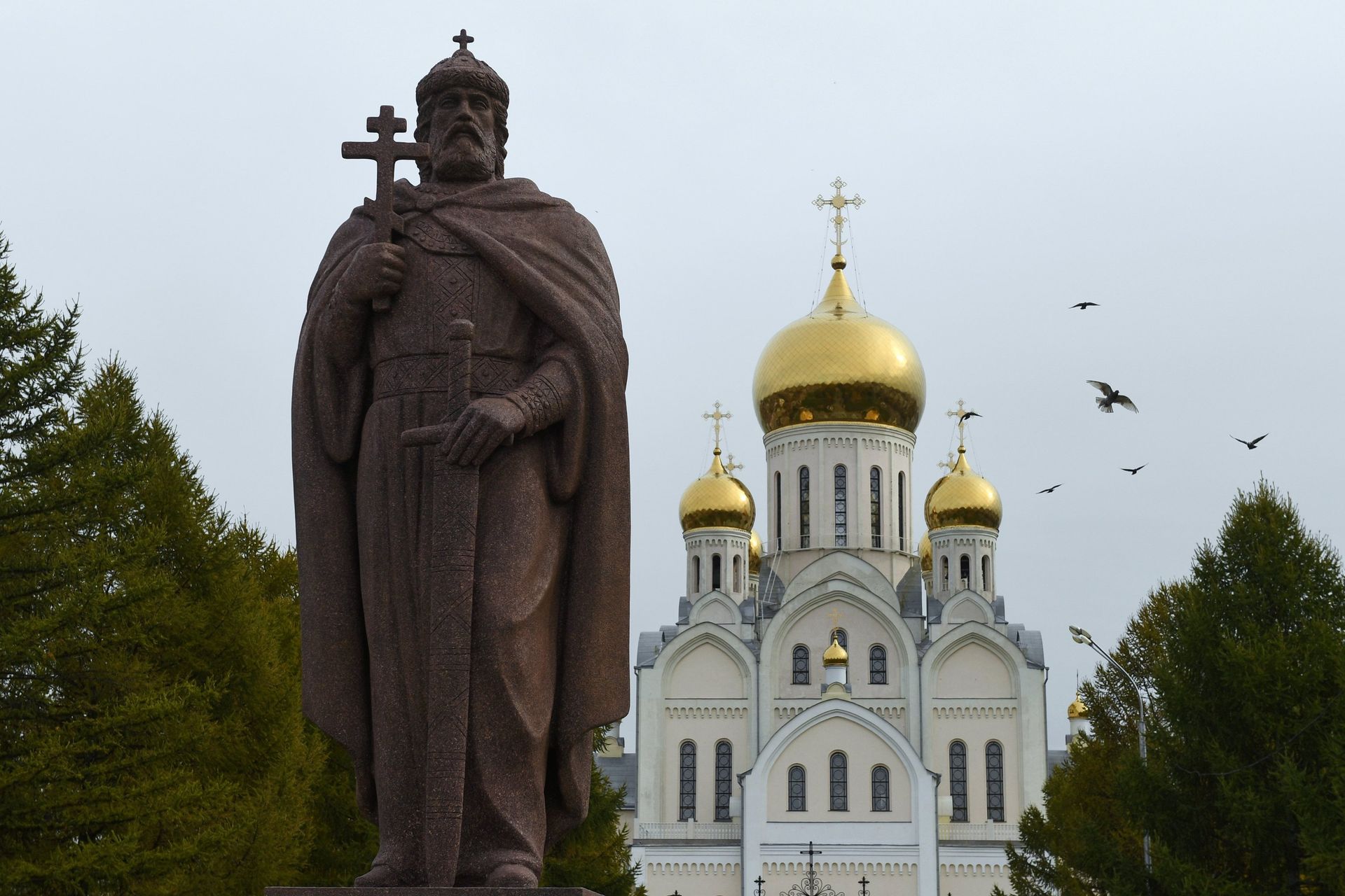 Памятник святому равноапостольному князю Владимиру после церемонии открытия в Троицком сквере возле Троице-Владимирского собора в Новосибирске - РИА Новости, 1920, 03.06.2026