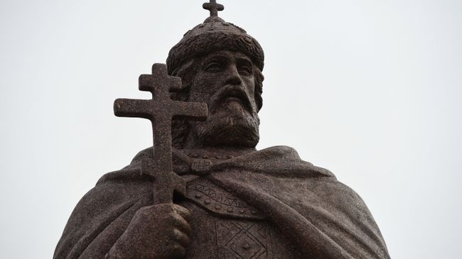 Памятник святому равноапостольному князю Владимиру после церемонии открытия в Троицком сквере возле Троице-Владимирского собора в Новосибирске Памятник святому равноапостольному князю Владимиру после церемонии открытия в Троицком сквере возле Троице-Владимирского собора в Новосибирске