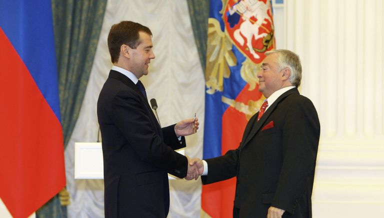 2 ноября 2009 г. Президент РФ Дмитрий Медведев награждает орденом За заслуги перед Отечеством IV степени артиста Московского театра миниатюр Романа Карцева (Каца)