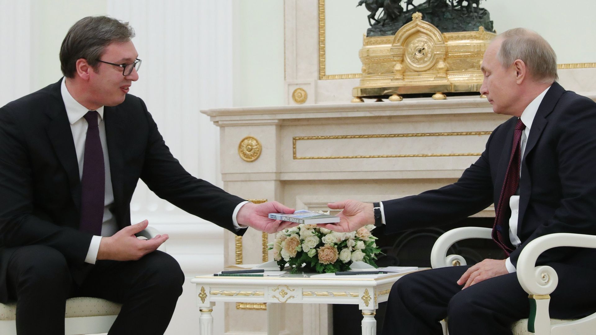 Президент Сербии Александр Вучич вручает президенту РФ Владимиру Путину книгу Моя прекрасная Сербия во время встречи в Москве. 2 октября 2018 Президент Сербии Александр Вучич вручает президенту РФ Владимиру Путину книгу Моя прекрасная Сербия во время встречи в Москве. 2 октября 2018 - РИА Новости, 1920, 23.06.2020