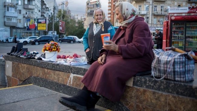 Пожилые женщины у подземного перехода в центре Киева. 25 сентября 2018 Пожилые женщины у подземного перехода в центре Киева. 25 сентября 2018