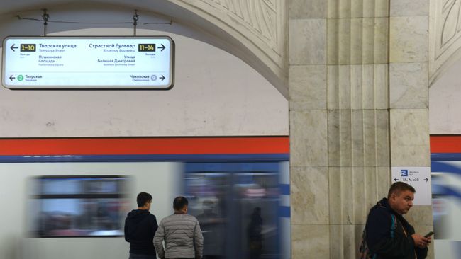 Лайтбокс с навигационными элементами с измененным дизайном, временно размещенный в пилотном режиме на станции Пушкинская Лайтбокс с навигационными элементами с измененным дизайном, временно размещенный в пилотном режиме на станции Пушкинская