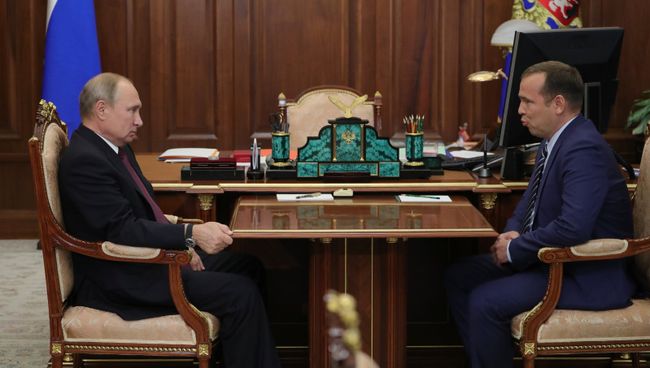 Президент РФ Владимир Путин и временно исполняющий обязанности губернатора Курганской области Вадим Шумков во время встречи. 2 октября 2018 Президент РФ Владимир Путин и временно исполняющий обязанности губернатора Курганской области Вадим Шумков во время встречи. 2 октября 2018