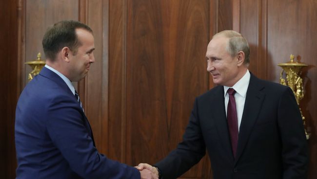 Президент РФ Владимир Путин и временно исполняющий обязанности губернатора Курганской области Вадим Шумков во время встречи. 2 октября 2018 Президент РФ Владимир Путин и временно исполняющий обязанности губернатора Курганской области Вадим Шумков во время встречи. 2 октября 2018
