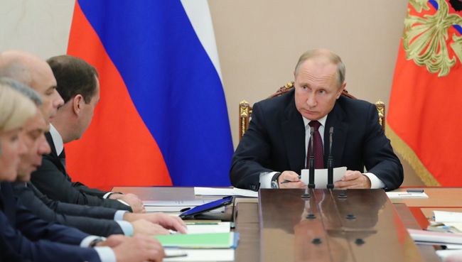Президент РФ Владимир Путин на совещании с членами правительства. 2 октября 2018