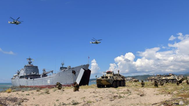 Высадка десанта с большого десантного корабля Николай Фильченков подразделения Черноморского флота России во время учений Высадка десанта с большого десантного корабля Николай Фильченков подразделения Черноморского флота России во время учений