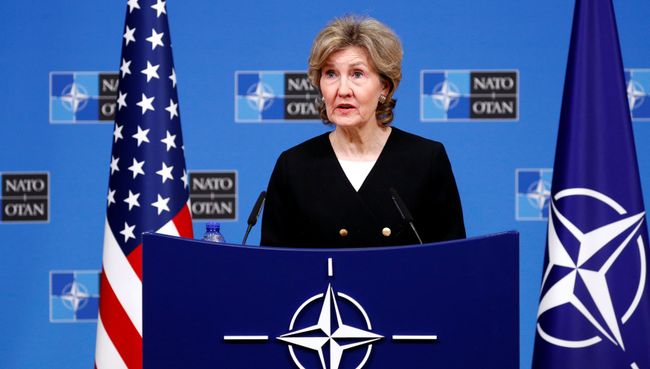 Постоянный представитель США при НАТО Кэй Бэйли Хатчисон во время пресс-конференции в Брюсселе. 2 октября 2018 Постоянный представитель США при НАТО Кэй Бэйли Хатчисон во время пресс-конференции в Брюсселе. 2 октября 2018