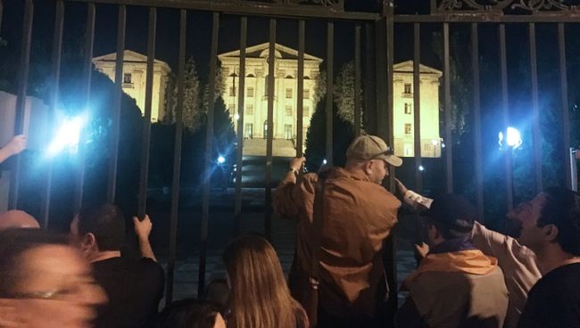 Демонстранты у парламента Армении в Ереване. 2 октября 2018 Демонстранты у парламента Армении в Ереване. 2 октября 2018
