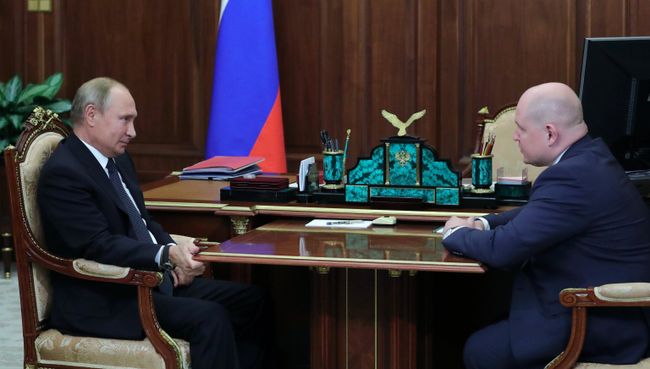 Владимир Путин и Михаил Развожаев во время встречи. 3 октября 2018 Владимир Путин и Михаил Развожаев во время встречи. 3 октября 2018