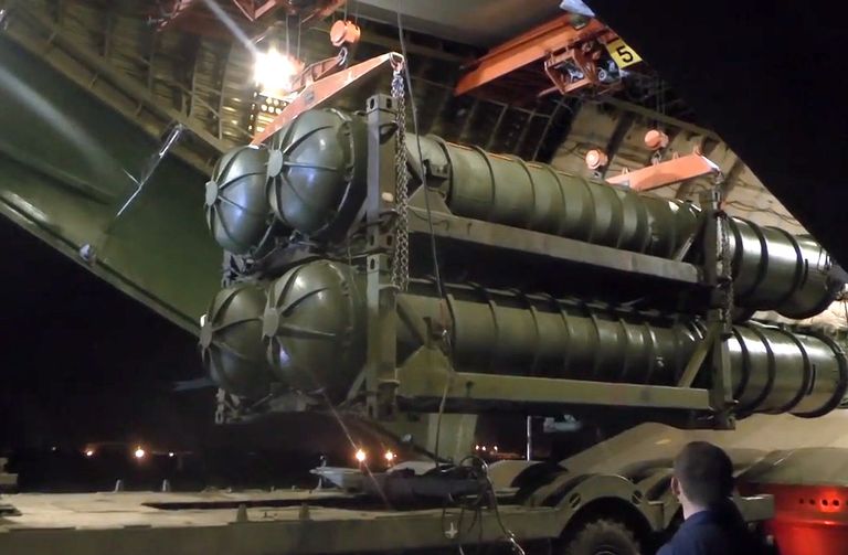 Выгрузка зенитно-ракетных комплексов С-300 в Сирии Выгрузка зенитно-ракетных комплексов С-300 в Сирии
