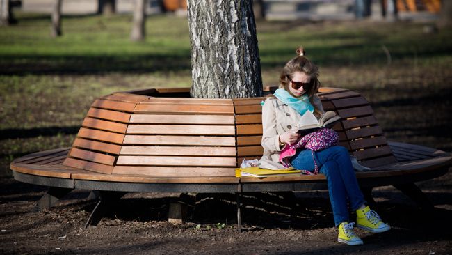 Девушка читает книгу в Центральном парке культуры и отдыха им. Горького Девушка читает книгу в Центральном парке культуры и отдыха им. Горького
