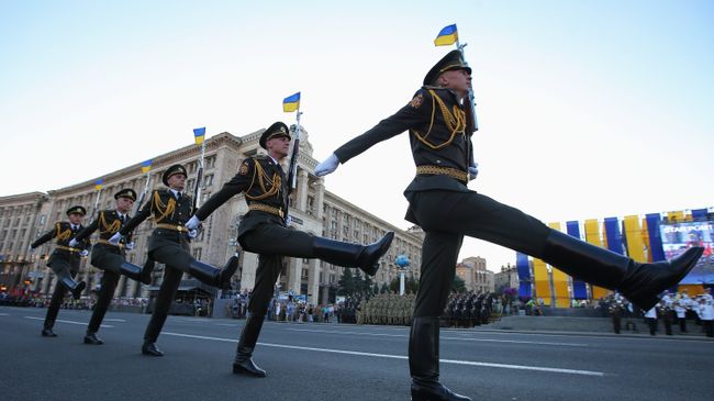 Военные во время репетиции парада в Киеве Военные во время репетиции парада в Киеве