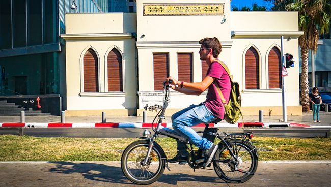 Велосипедист на электровелосипеде в Израиле Велосипедист на электровелосипеде в Израиле