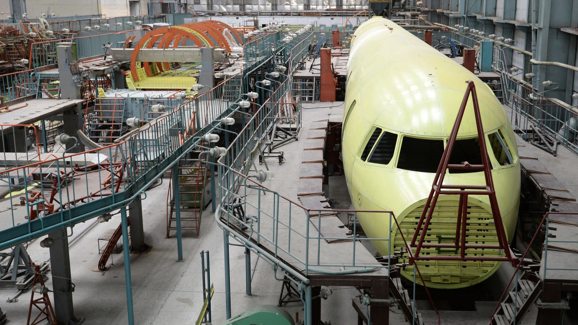 Фюзеляж самолета Ту-214 в цехе по производству крыльев и фюзеляжей самолетов - РИА Новости, 1920, 15.03.2023