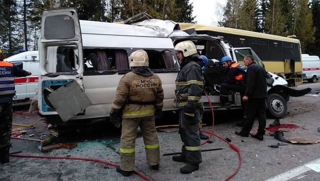 Сотрудники МЧС на месте ДТП в Тверской области. 5 октября 2018