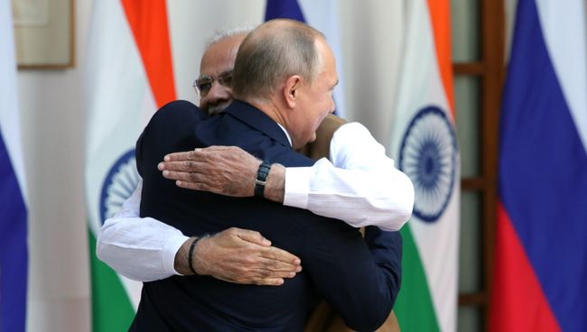 Президент РФ Владимир Путин и премьер-министр Республики Индии Нарендра Моди во время встречи в Хайдарабадском дворце в Нью-Дели. 5 октября 2018 Президент РФ Владимир Путин и премьер-министр Республики Индии Нарендра Моди во время встречи в Хайдарабадском дворце в Нью-Дели. 5 октября 2018