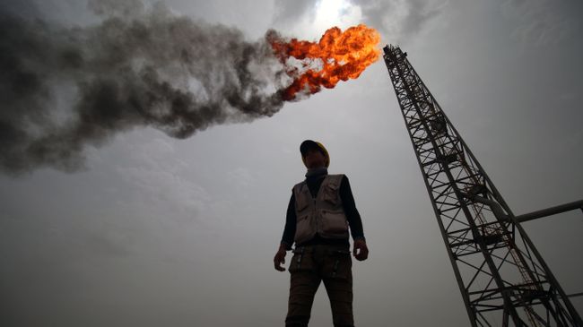 Нефтегазовое месторождение в Басре, Ирак. Архивное фото Нефтегазовое месторождение в Басре, Ирак. Архивное фото