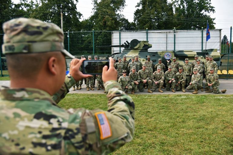 Военнослужащие армии США фотографируются у украинского бронетранспортёра БТР-3 на открытии многонациональных учений Rapid Trident-2018 на Яворовском полигоне во Львовской области Военнослужащие армии США фотографируются у украинского бронетранспортёра БТР-3 на открытии многонациональных учений Rapid Trident-2018 на Яворовском полигоне во Львовской области