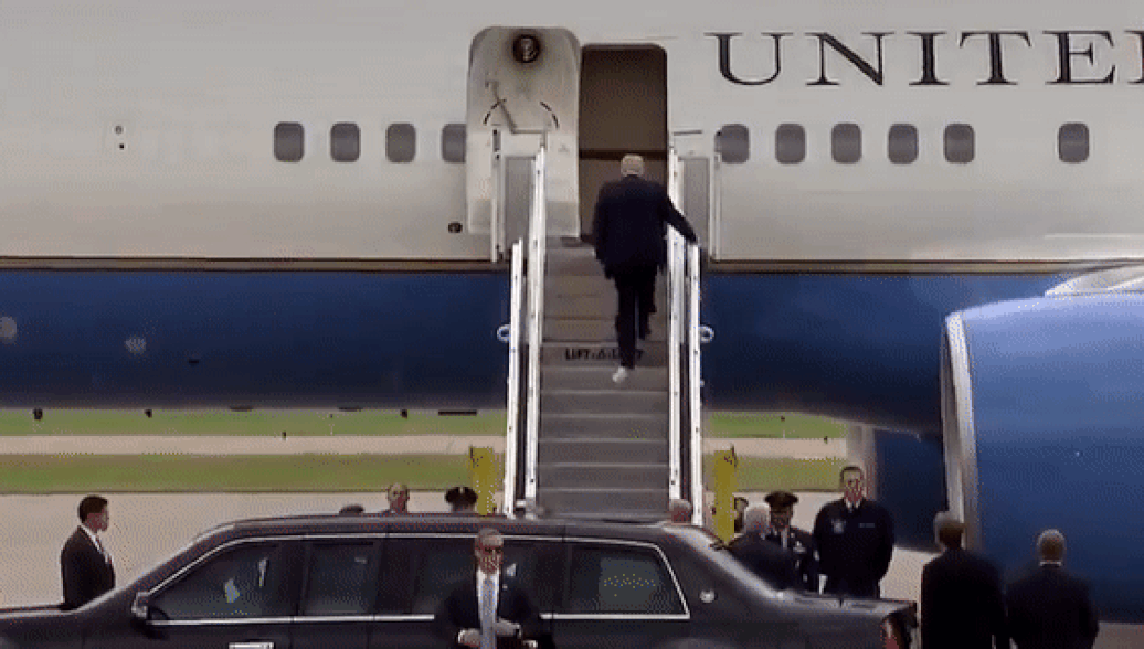 Трамп оконфузился из-за прилипшей к обуви бумаги (gif) Трамп оконфузился из-за прилипшей к обуви бумаги (gif)