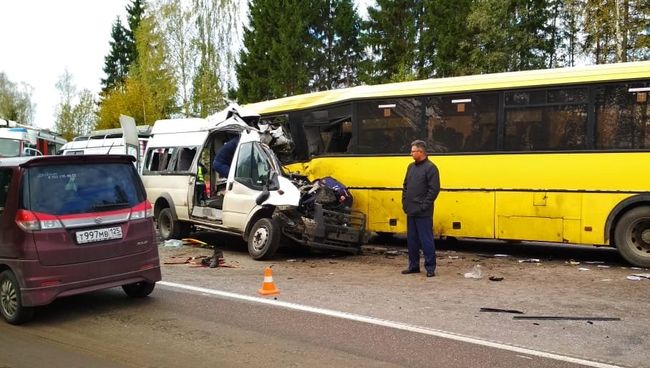 На месте ДТП с участием рейсового автобуса и маршрутного микроавтобуса в Тверской области На месте ДТП с участием рейсового автобуса и маршрутного микроавтобуса в Тверской области
