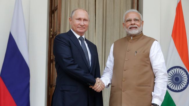 Президент РФ Владимир Путин и премьер-министр Республики Индии Нарендра Моди во время встречи в Хайдарабадском дворце в Нью-Дели Президент РФ Владимир Путин и премьер-министр Республики Индии Нарендра Моди во время встречи в Хайдарабадском дворце в Нью-Дели