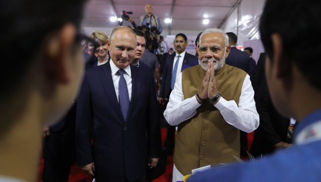 Президент РФ Владимир Путин и премьер-министр Республики Индии Нарендра Моди во время посещения образовательного центра Сириус в Нью-Дели. 5 октября 2018 Президент РФ Владимир Путин и премьер-министр Республики Индии Нарендра Моди во время посещения образовательного центра Сириус в Нью-Дели. 5 октября 2018