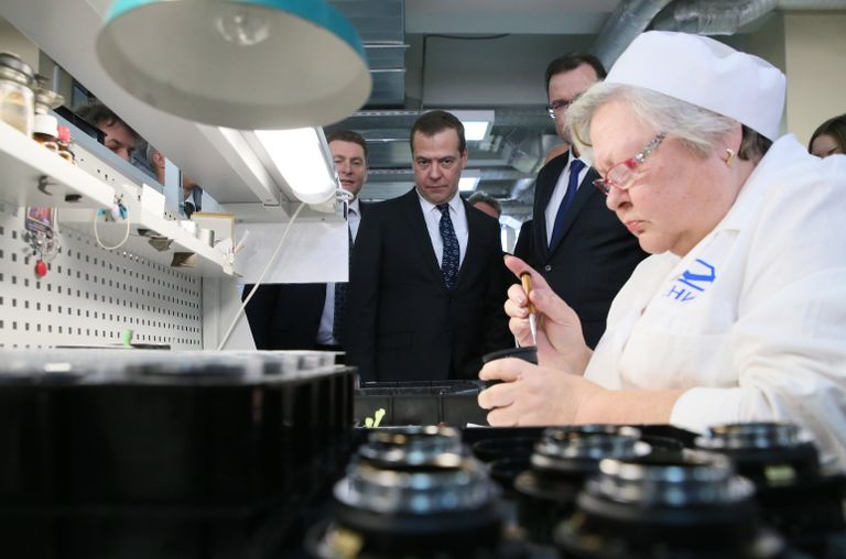 Председатель правительства РФ Дмитрий Медведев знакомится с тестовым образцами фотокамеры Zenit M во время посещения Красногорского завода имени С.А. Зверева. 5 октября 2018 Председатель правительства РФ Дмитрий Медведев знакомится с тестовым образцами фотокамеры Zenit M во время посещения Красногорского завода имени С.А. Зверева. 5 октября 2018